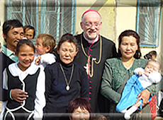 Il y a plus de 8 années, Mgr Jean Marie décidait d'envoyer des Religieux et Religieuses et Mongolie pour une Mission permanente, et il s'y rendait lui-même pour les premiers contacts; la Fraternité Notre Dame y oeuvre depuis cette époque, se dévouant par un Hopital de la Charité pour les plus pauvres, des repas gratuits, visites aux prisons, secours aux pauvres qui vivent dans les égoûts, école, visites aux familles pauvres et aide à tous ceux qui souffrent, dans leurs coeur ou dans leur corps; et aussi évangélisation !